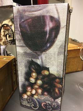 Houten kist voor een fles wijn, rechtop, wijn + druif
